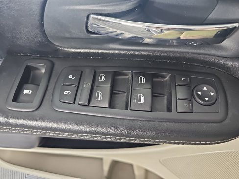 Used 2012 Chrysler Town & Country Touring image 11