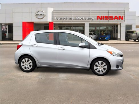 Used 2014 Toyota Yaris L image 2