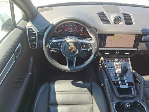 Certified 2023 Porsche Cayenne Platinum Edition image 13