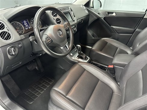Used 2017 Volkswagen Tiguan S image 2