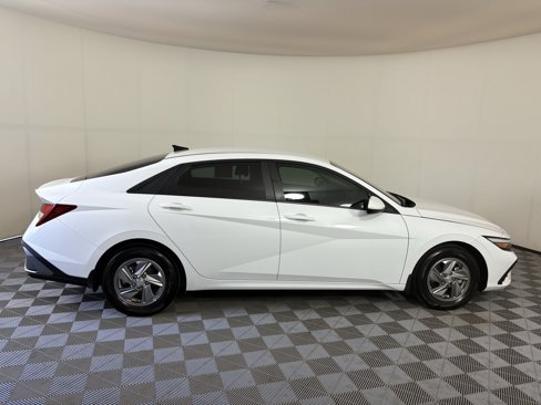 Used 2025 Hyundai Elantra SE image 2