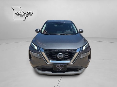 Used 2022 Nissan Rogue SV image 2