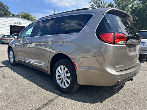 Used 2017 Chrysler Pacifica Touring-L image 8