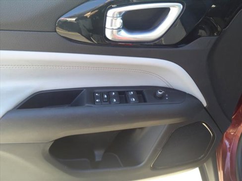 Used 2022 Jeep Compass Limited image 12