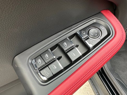 Used 2025 Porsche Macan image 15