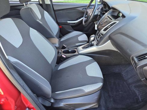 Used 2012 Ford Focus SE w/ SE Sport Pkg image 5