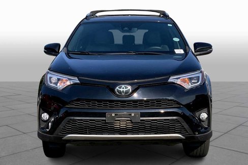 Used 2018 Toyota RAV4 SE image 3