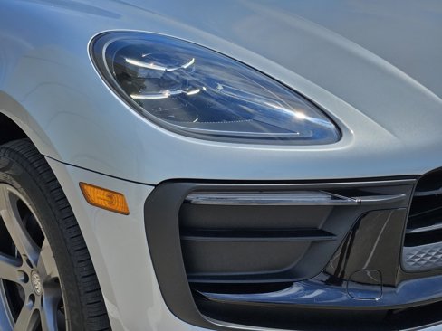 Certified 2025 Porsche Macan Turbo image 12
