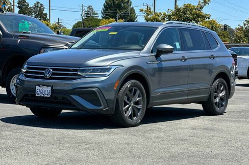 Used 2022 Volkswagen Tiguan SE w/ Panoramic Sunroof Package image 8