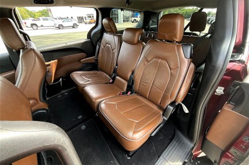 Used 2018 Chrysler Pacifica Limited image 22
