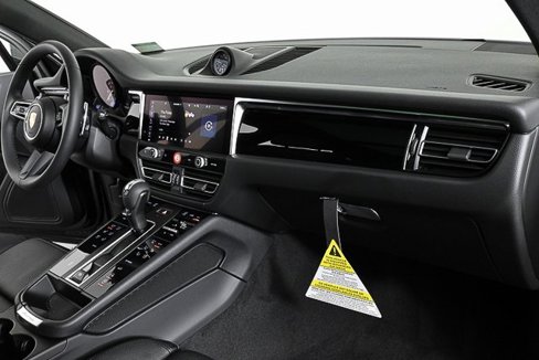 Certified 2025 Porsche Macan image 22