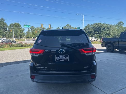 Used 2017 Toyota Highlander XLE image 6