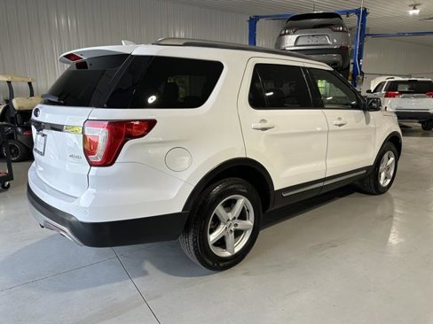 Used 2016 Ford Explorer XLT w/ Equipment Group 202A image 7