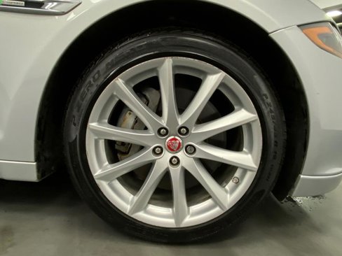Used 2017 Jaguar XJ R-Sport image 16