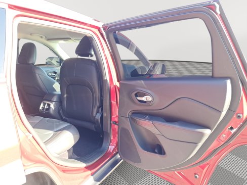 Used 2017 Jeep Cherokee Trailhawk image 15
