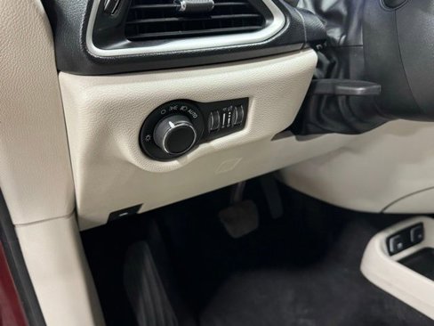 Used 2021 Chrysler Voyager Lxi image 13