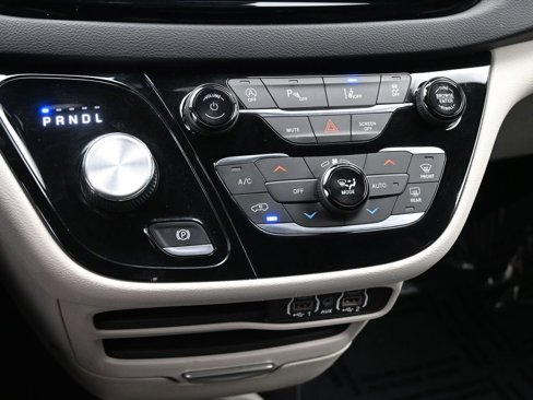 Used 2023 Chrysler Pacifica Touring-L image 18