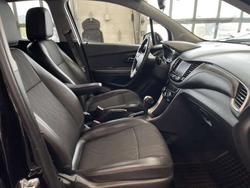 Used 2022 Chevrolet Trax LT w/ LT Convenience Package image 25