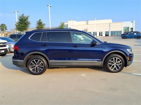 Used 2021 Volkswagen Tiguan SE w/ Panoramic Sunroof Package image 11