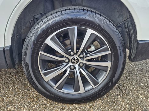 Used 2021 Toyota Venza LE w/ Carpet Mat Package (TMS) image 30