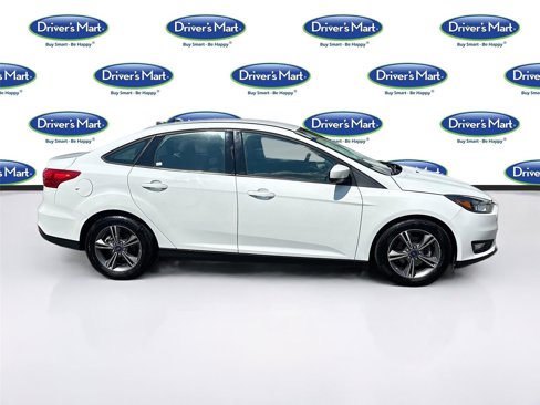 Used 2018 Ford Focus SE w/ SE Appearance Package image 9
