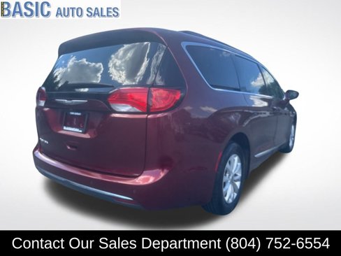 Used 2017 Chrysler Pacifica Touring-L image 6