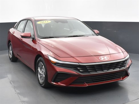 Certified 2025 Hyundai Elantra SE image 1