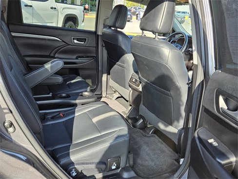 Used 2018 Toyota Highlander SE image 18