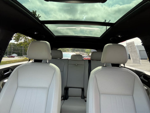 Used 2022 Volkswagen Tiguan SE R-Line image 16