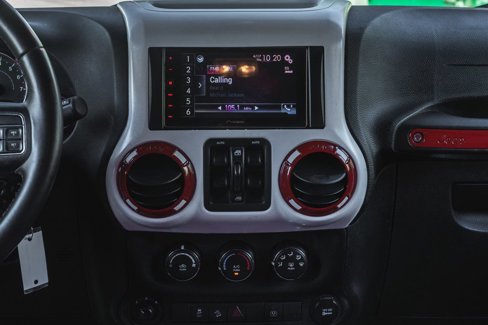 Used 2017 Jeep Wrangler Unlimited Sahara w/ Connectivity Group image 19