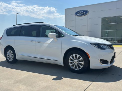 Used 2017 Chrysler Pacifica Touring-L image 1