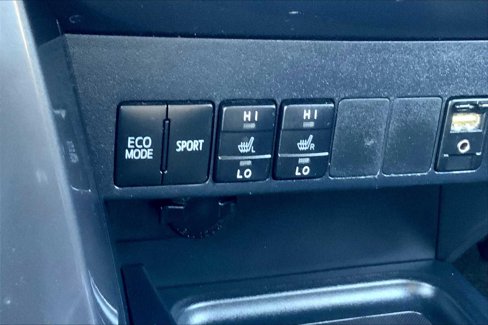 Used 2018 Toyota RAV4 SE image 30