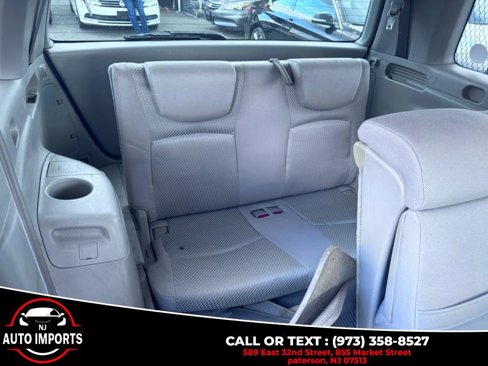 Used 2004 Toyota Highlander 4WD V6 w/ 3rd Row image 16