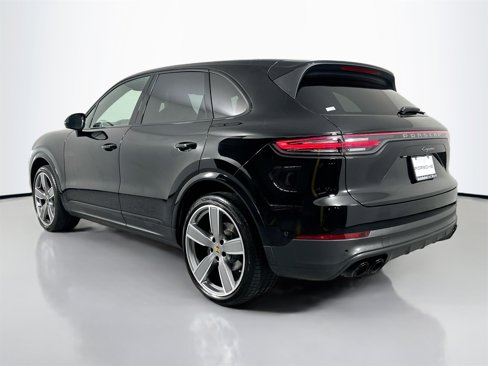 Certified 2023 Porsche Cayenne Platinum Edition image 3