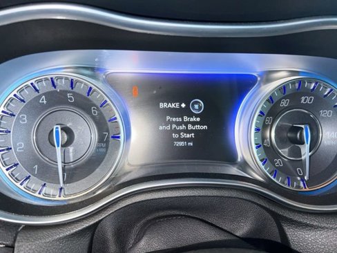 Used 2016 Chrysler 300 Limited image 25