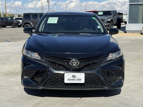 Used 2018 Toyota Camry SE image 2