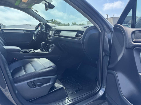Used 2014 Volkswagen Touareg Sport image 35
