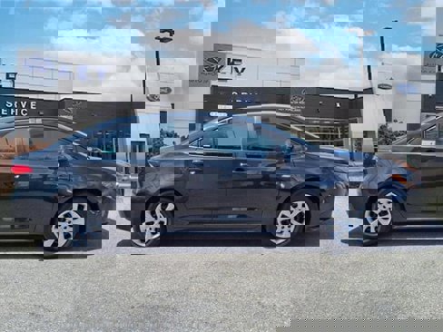 Used 2021 Toyota Corolla LE image 2