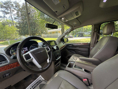 Used 2016 Chrysler Town & Country Touring image 12