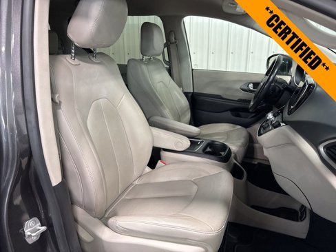 Certified 2021 Chrysler Pacifica Touring-L image 17