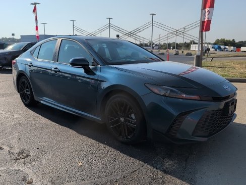 Used 2025 Toyota Camry SE image 2
