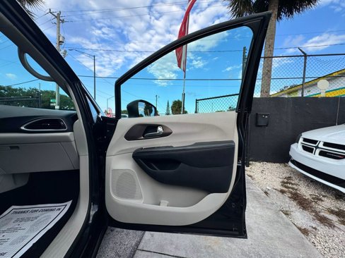 Used 2020 Chrysler Voyager Lxi image 39