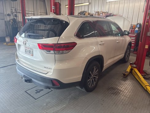Used 2017 Toyota Highlander SE image 8