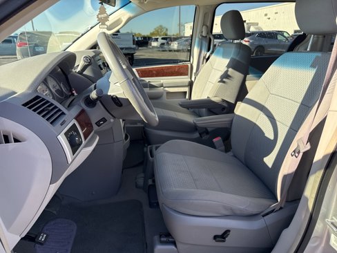 Used 2010 Chrysler Town & Country Touring image 14