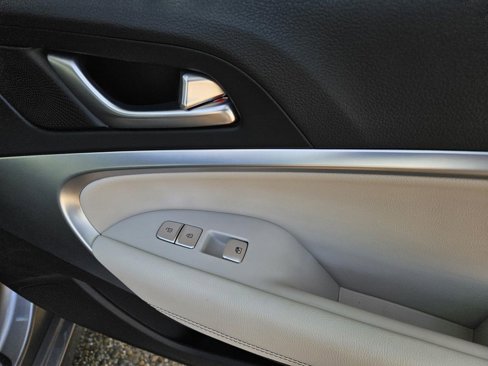 Used 2025 Genesis G70 2.5T image 10