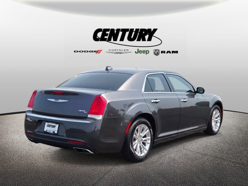 Used 2017 Chrysler 300 C image 4