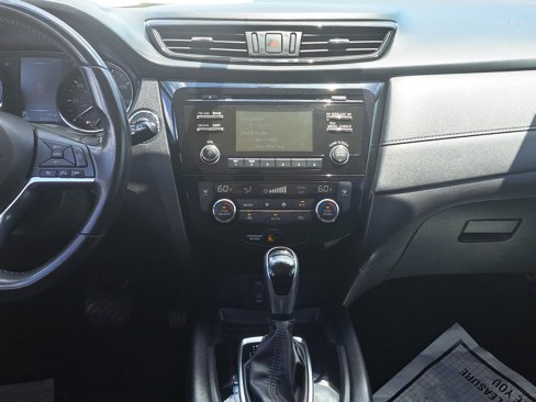 Used 2017 Nissan Rogue SV image 15