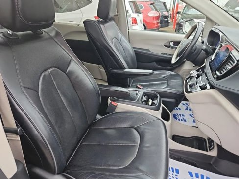 Used 2017 Chrysler Pacifica Limited w/ UConnect Theater Package image 6