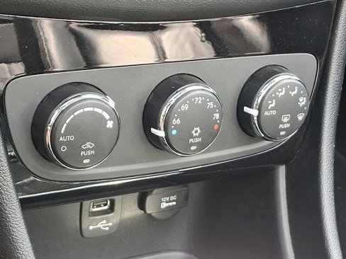 Used 2013 Chrysler 200 Limited image 17