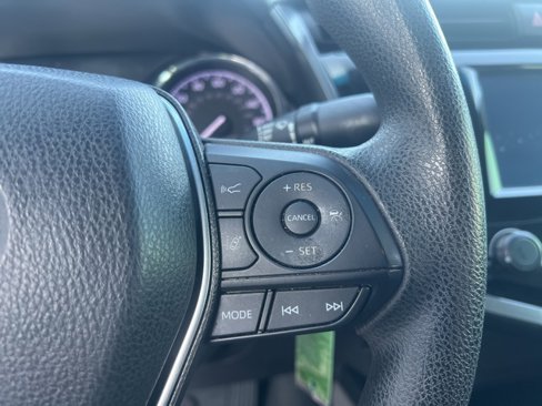 Used 2018 Toyota Camry LE image 21